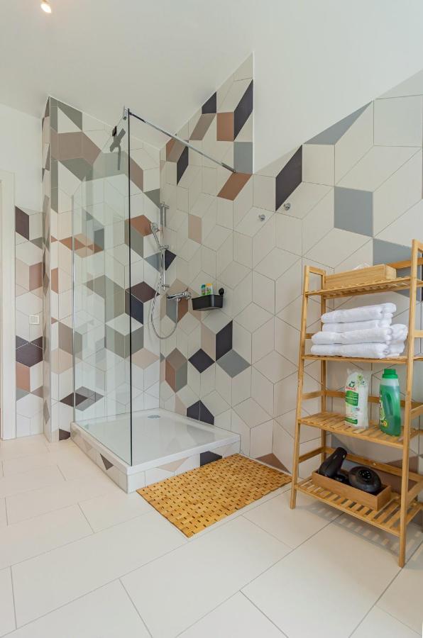 Modernes Apartment - Zentral, Ruhig, Wlan, Netflix, Kueche, Schreibtisch, Parkplatz, Waschtrockner Котбус Екстериор снимка